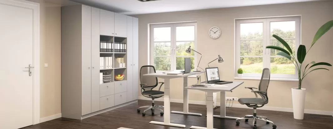 Büromöbel mit Aktenschrank, Schreibtischen und Stühlen
