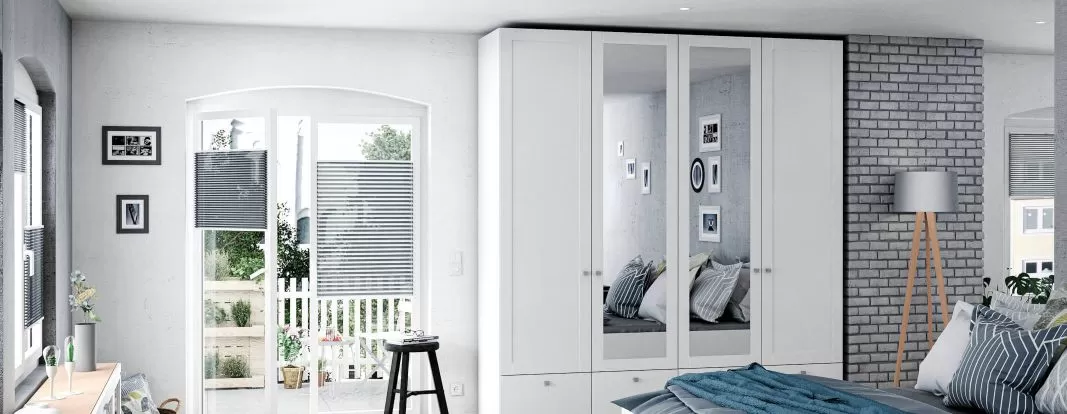 Weißer Kleiderschrank mit Spiegel und Rahmenfront im Scandi-Stil