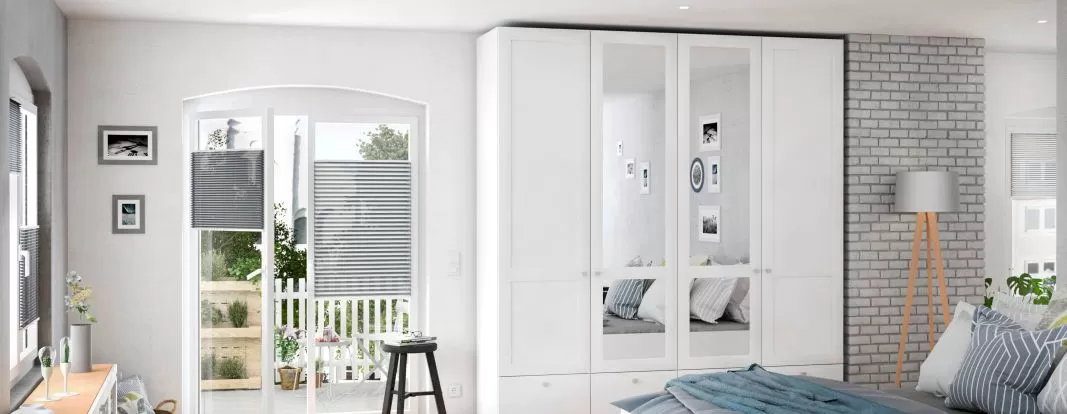 Weißer Kleiderschrank mit Spiegel und Rahmenfront im Scandi-Stil