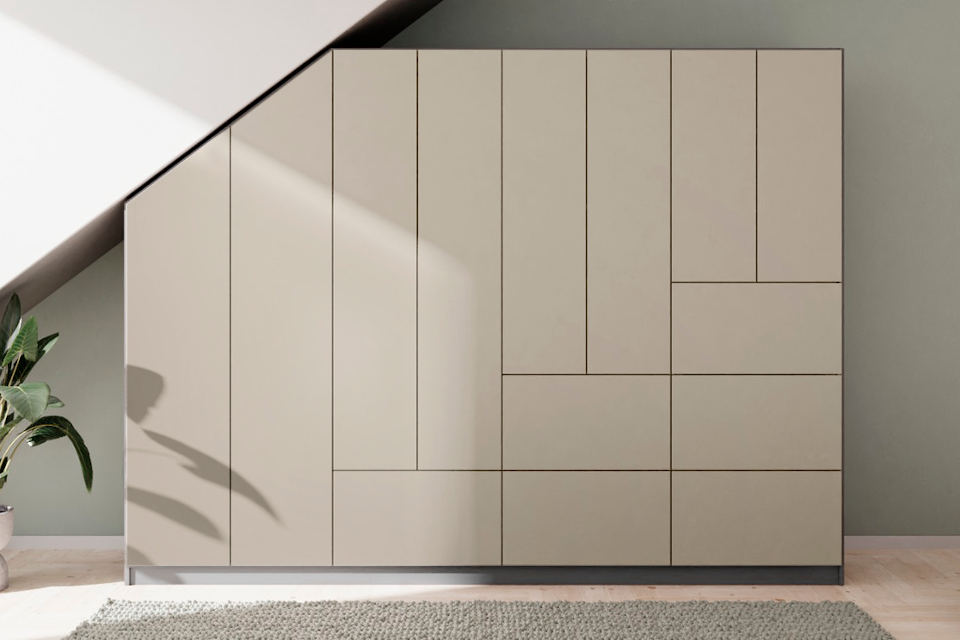 Schränke mit seitlicher Schräge als Raumteiler