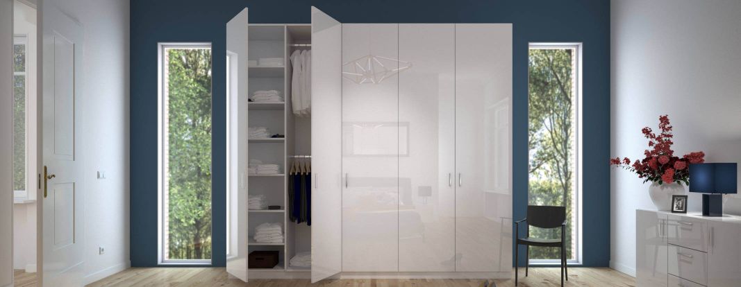 Kleiderschrank in Weiß hochglänzend und einer Spiegeltür